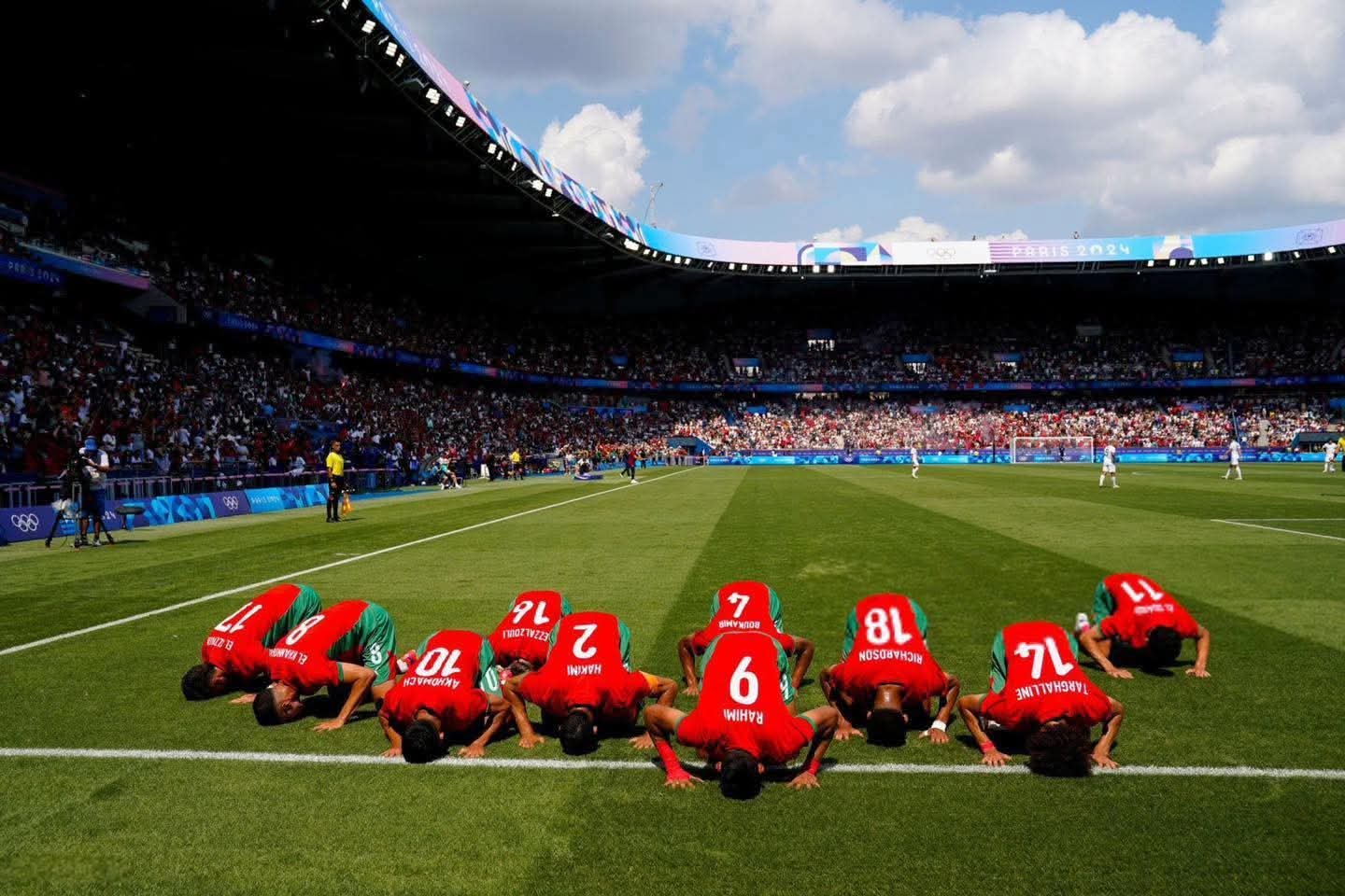 أشرف حكيمي خامس لاعب مغربي يفوز بجائزة الكرة الذهبية