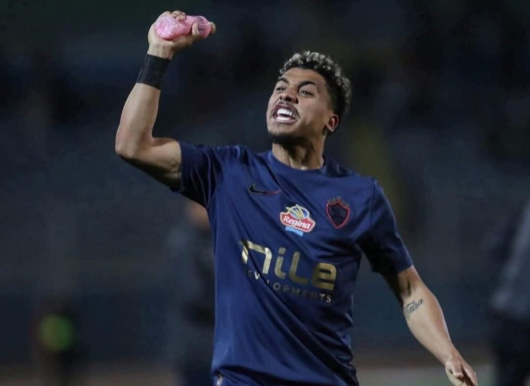 الحريف عندما يراوغ لا يخدع المدافع فحسب