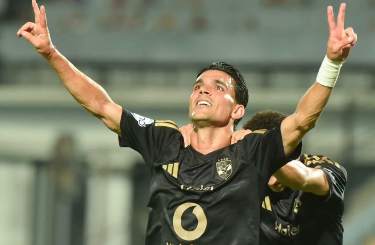اشرف بن شرقي لاعب يشعّ أخلاقًا.